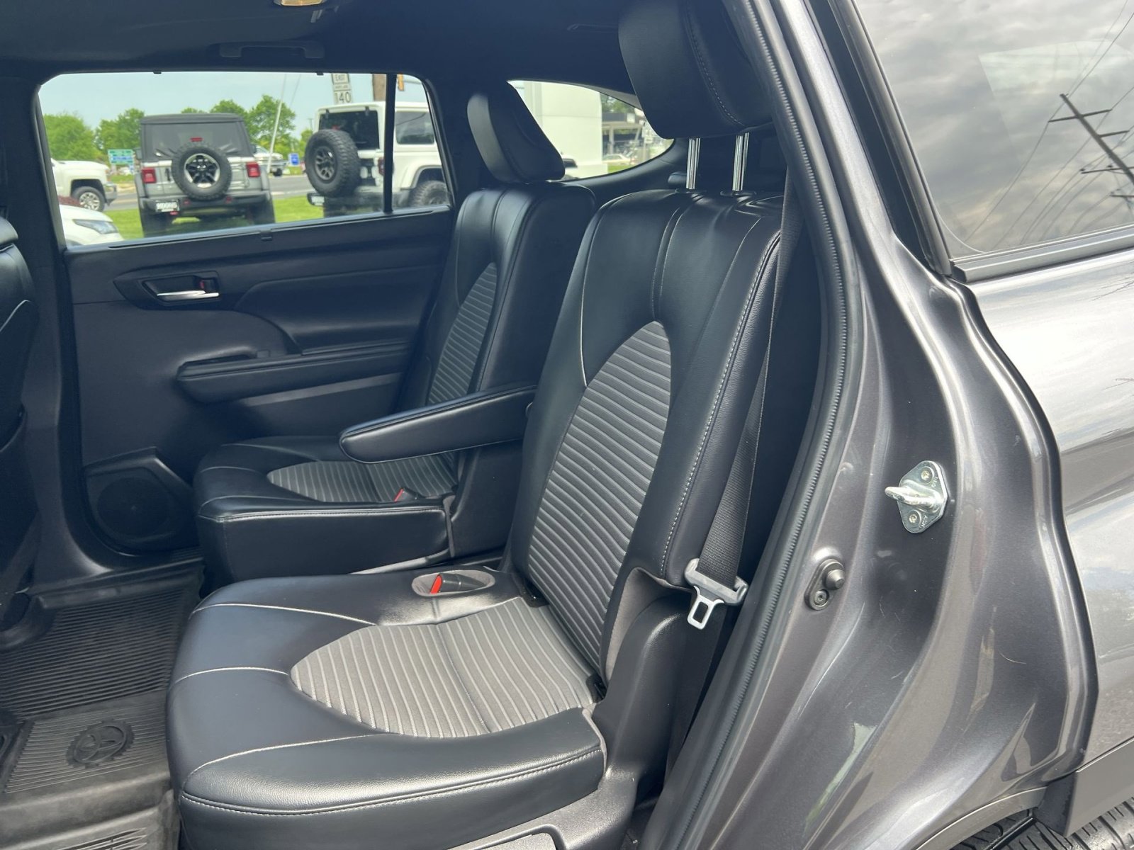 Used 2022 Toyota Highlander XSE AWD/4WD image 32