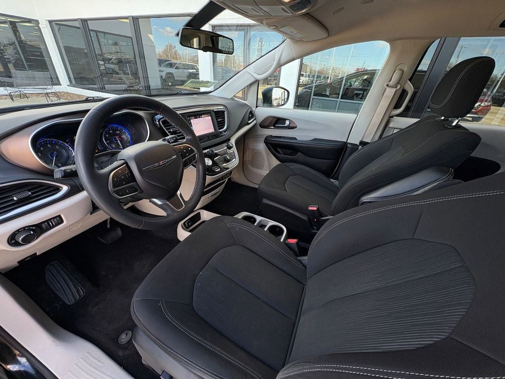 Used 2022 Chrysler Voyager LX image 15