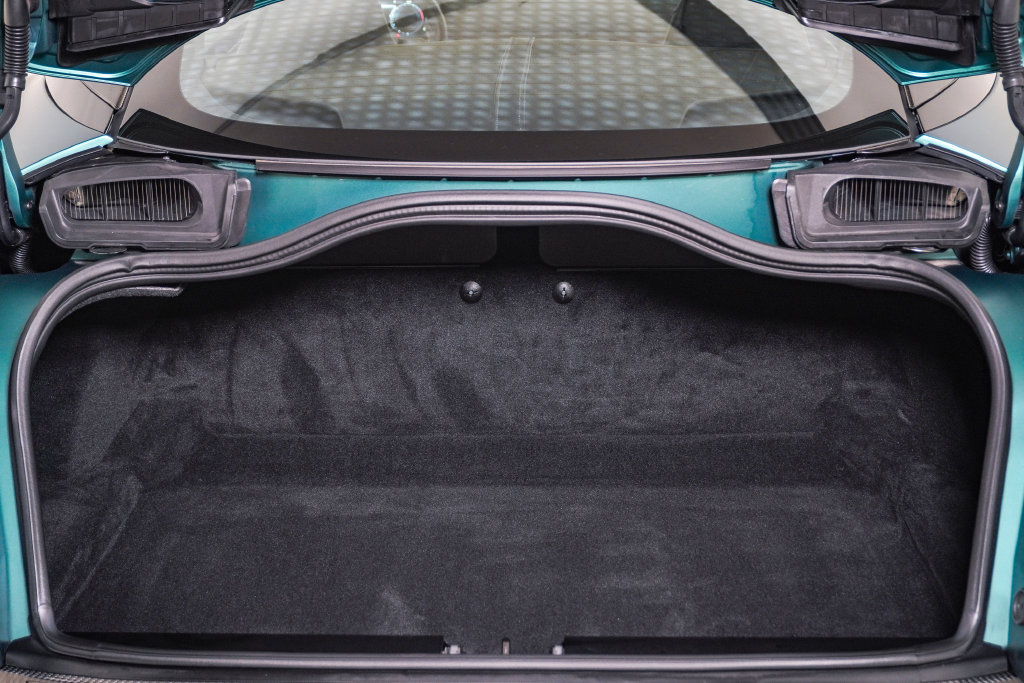 Used 2025 Aston Martin DB12 Coupe RWD image 32