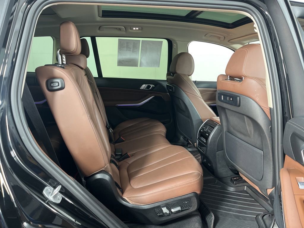 Used 2022 BMW X7 xDrive40i w/ Parking Assistance Package image 9