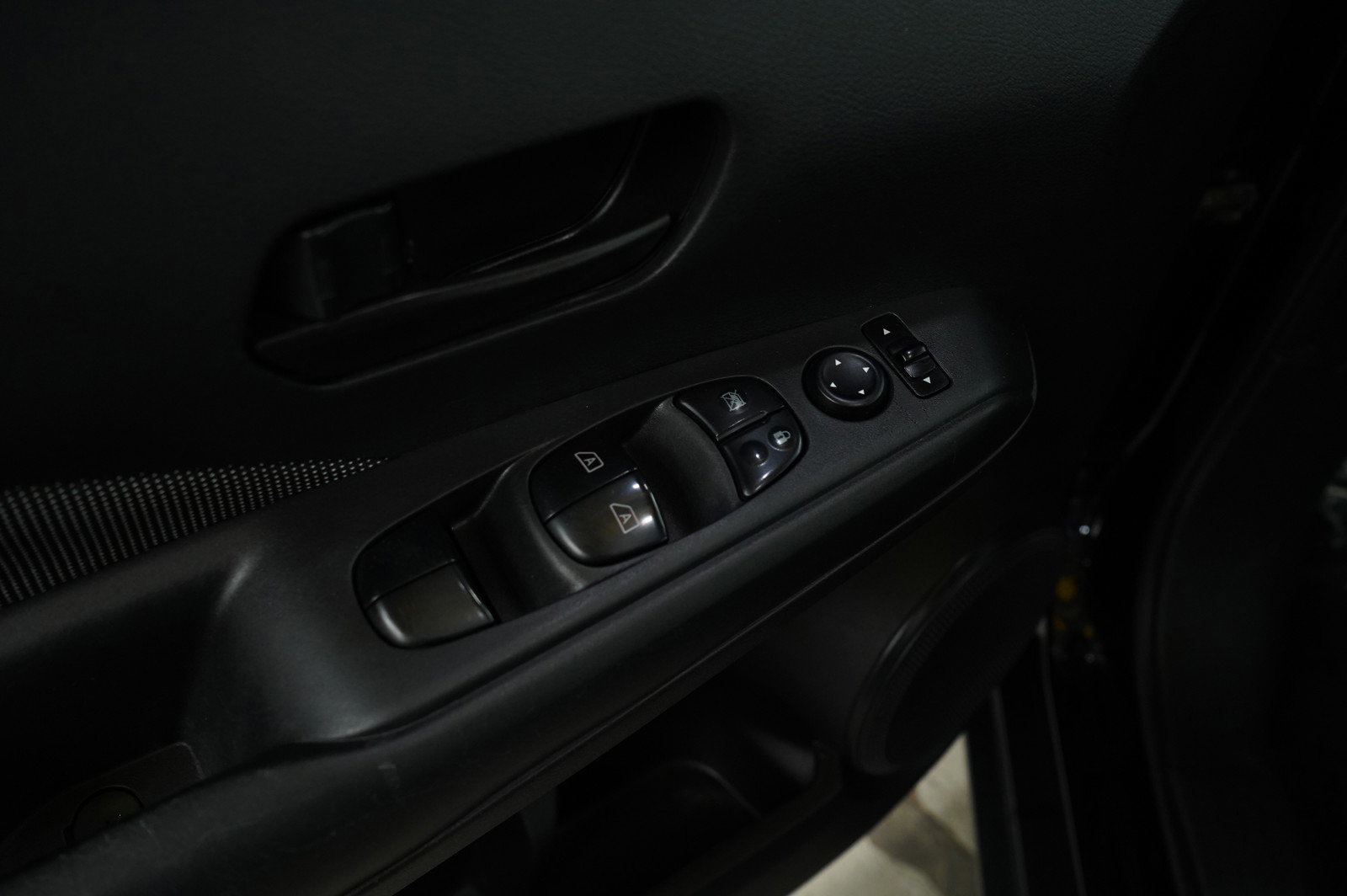 Used 2019 Nissan Kicks S image 20