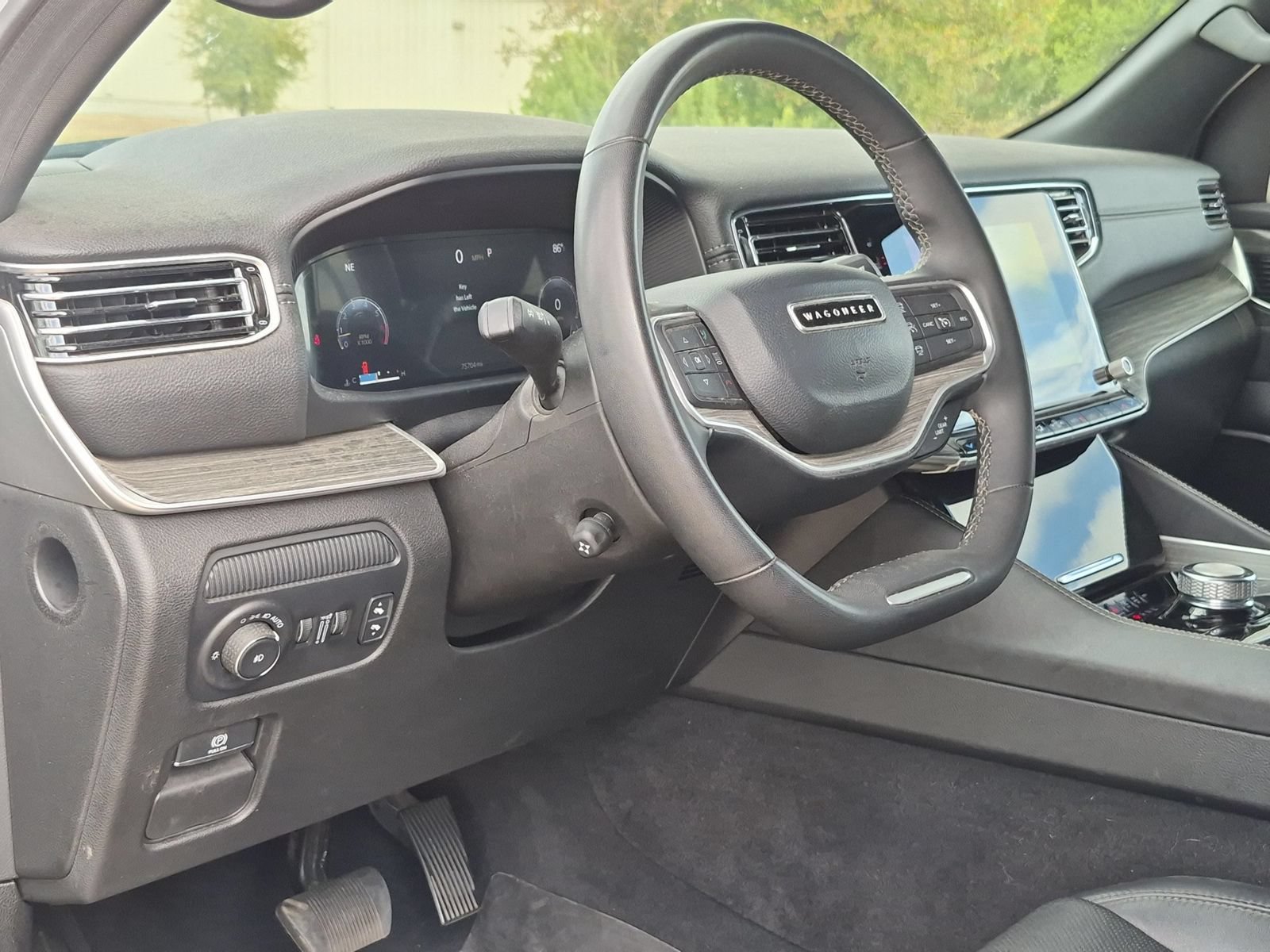 Used 2024 Jeep Wagoneer L Series II w/ Flexible Seating Group RWD image 10
