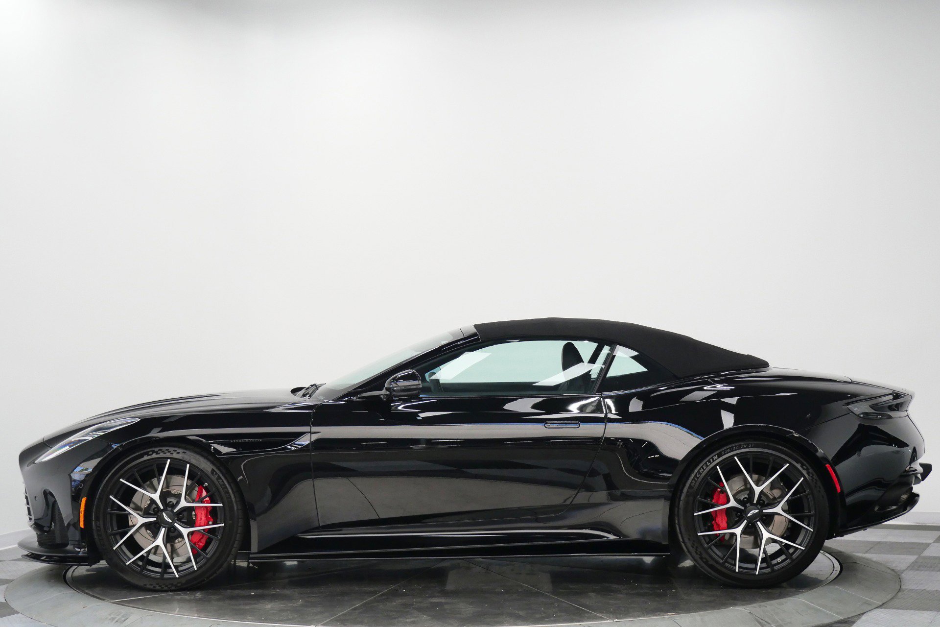 Used 2025 Aston Martin DB12 Convertible RWD image 6