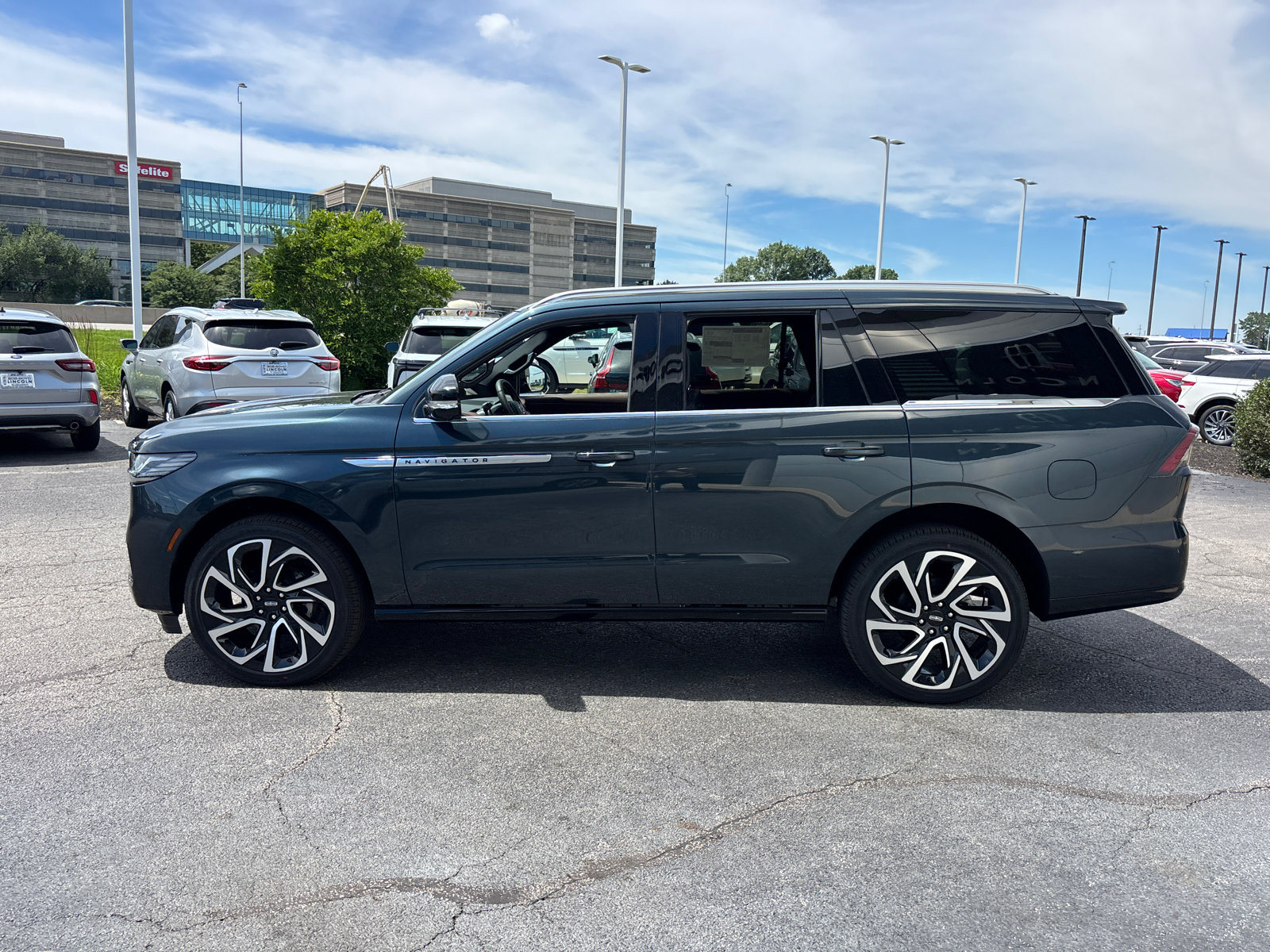 New 2026 Lincoln Navigator Reserve AWD/4WD image 4