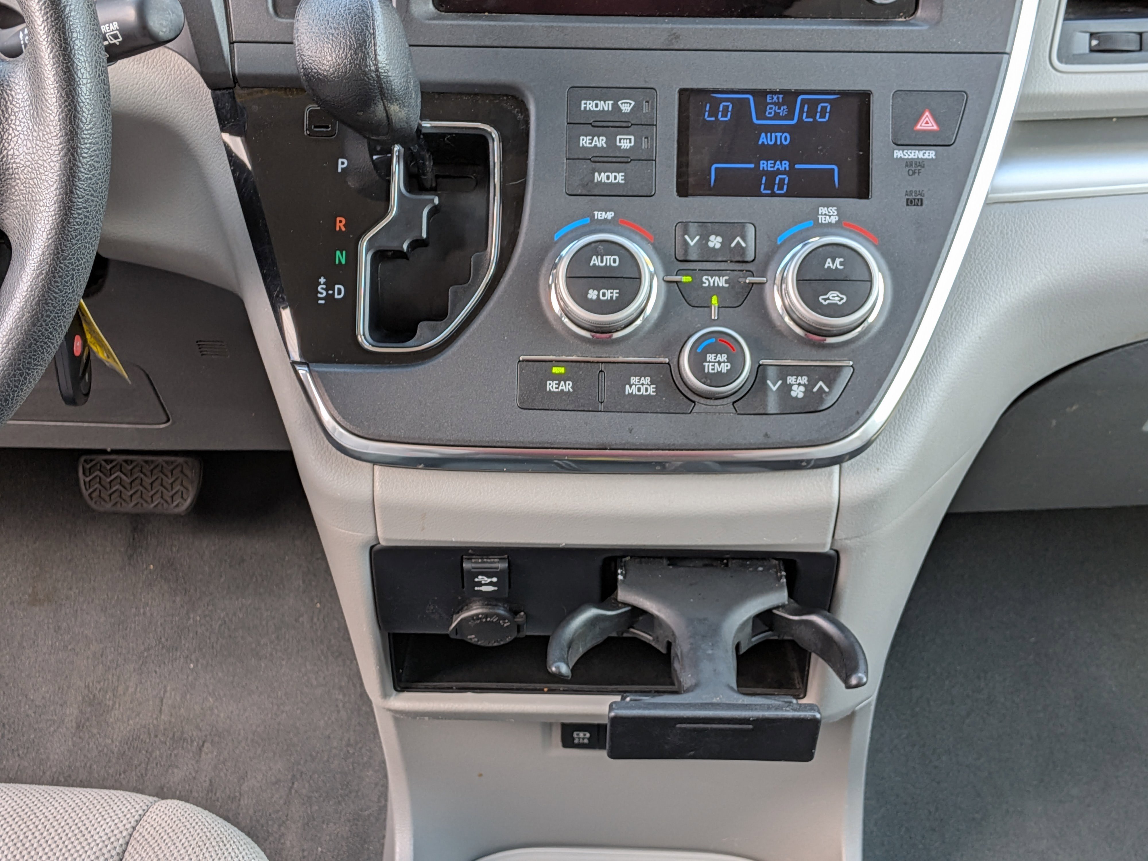 Used 2019 Toyota Sienna L w/ Carpet Mat Package FWD image 28