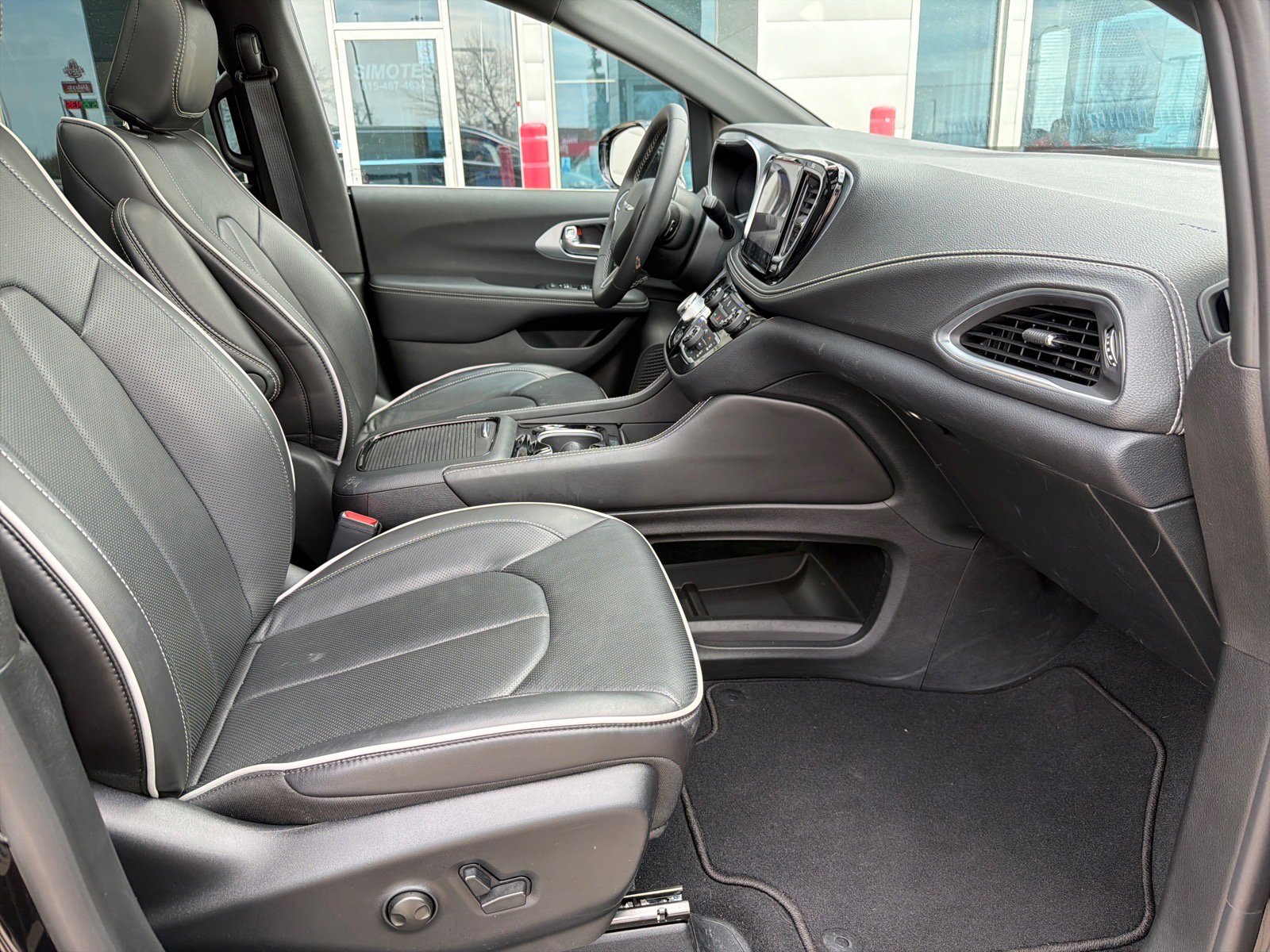 Used 2026 Chrysler Pacifica Limited image 31