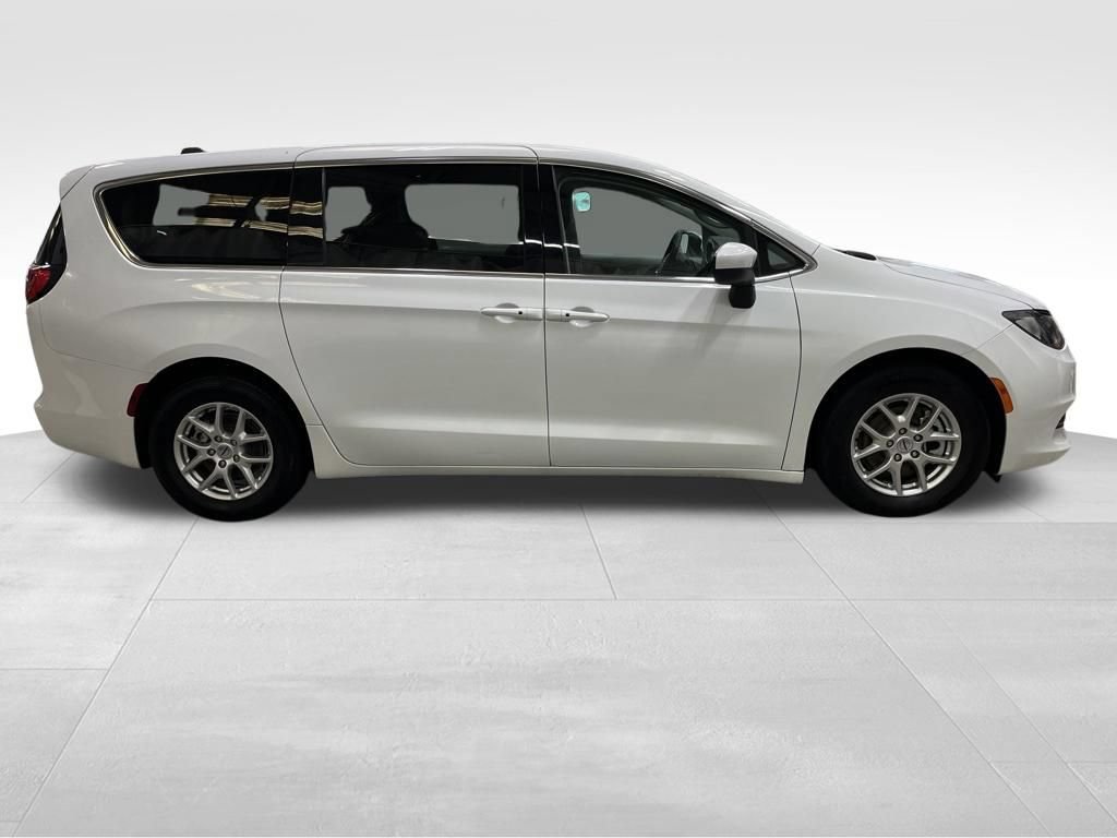 Used 2023 Chrysler Voyager LX FWD image 6