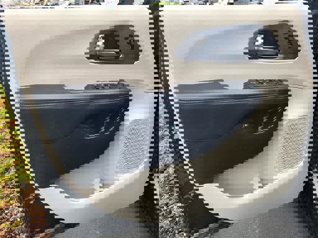 Used 2023 Chrysler Pacifica Touring-L image 16