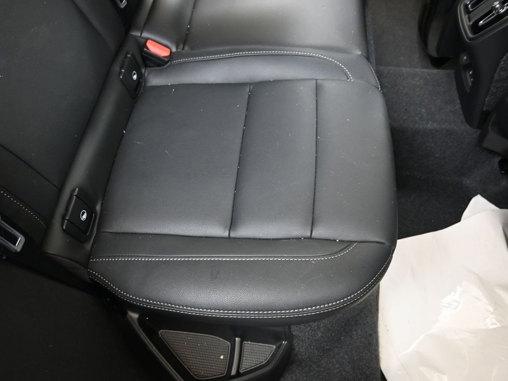 Certified 2025 Volvo XC40 B5 Core image 16