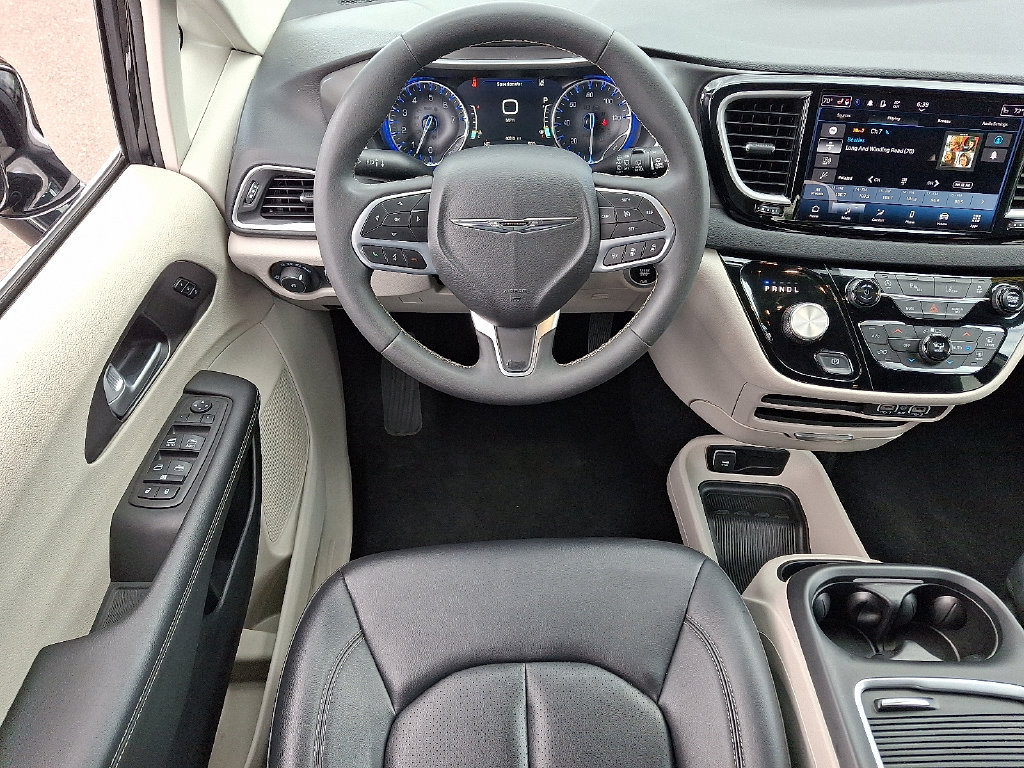Used 2024 Chrysler Pacifica Touring-L FWD image 13