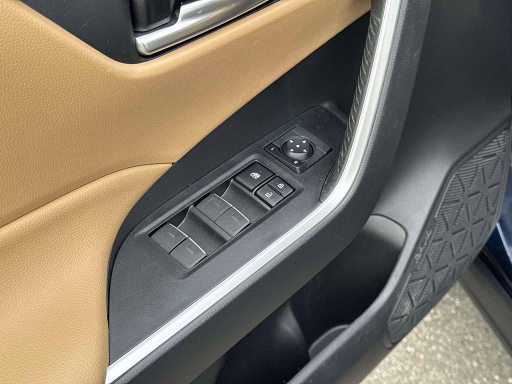 Used 2023 Toyota RAV4 XLE Premium image 16