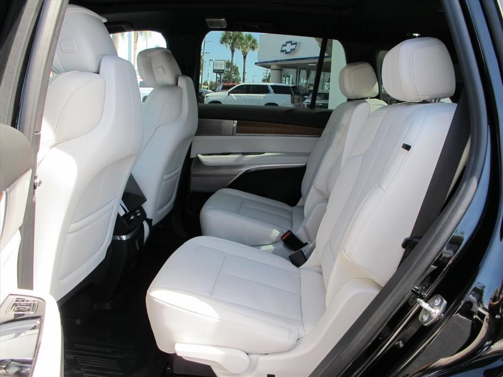New 2027 Cadillac Vistiq Luxury w/ LPO, Floor Liner Package AWD/4WD image 24