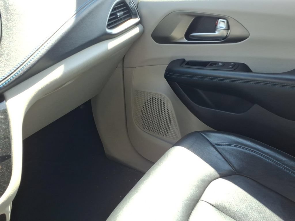 Used 2021 Chrysler Pacifica Touring-L FWD image 23