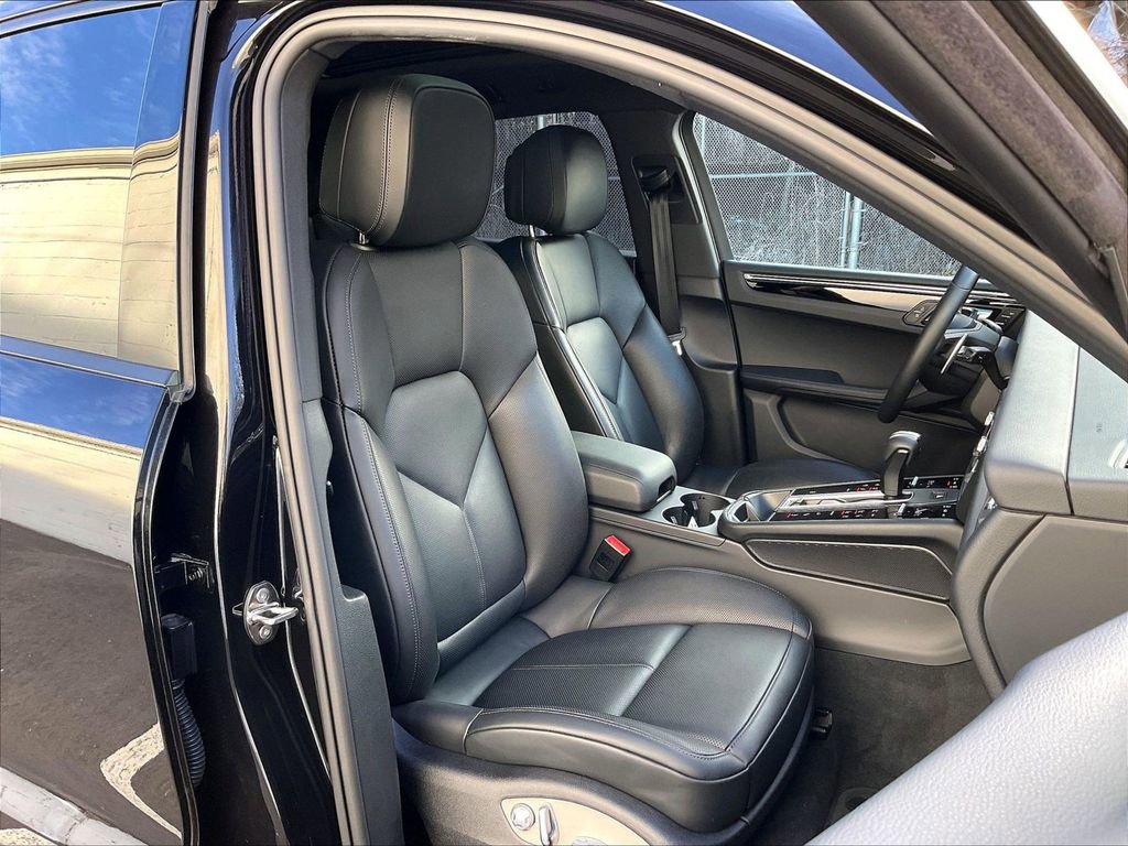 Used 2025 Porsche Macan image 12