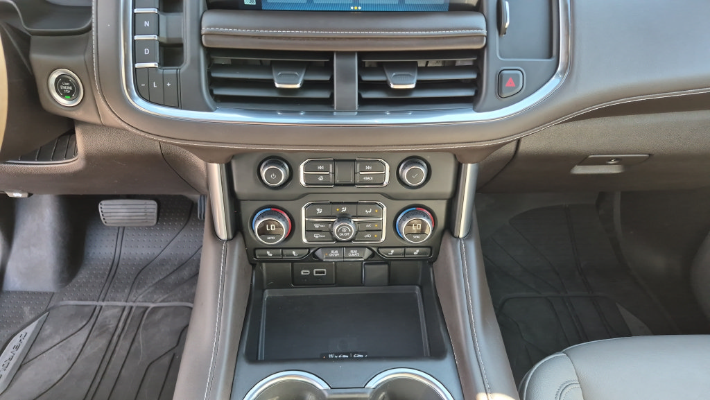 Used 2024 Chevrolet Suburban Z71 w/ Luxury Package AWD/4WD image 16