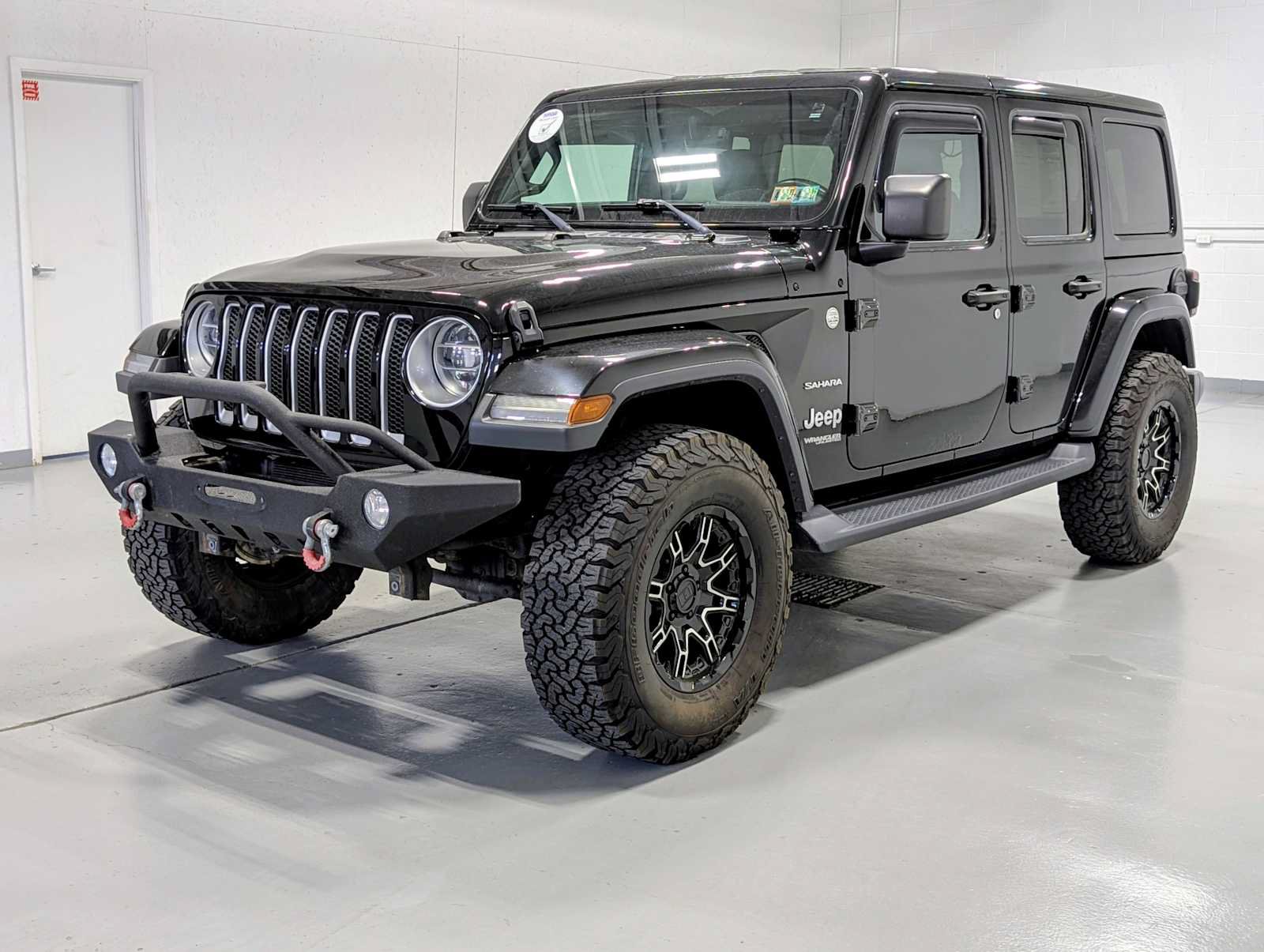 Used 2018 Jeep Wrangler Unlimited Sahara AWD/4WD image 1