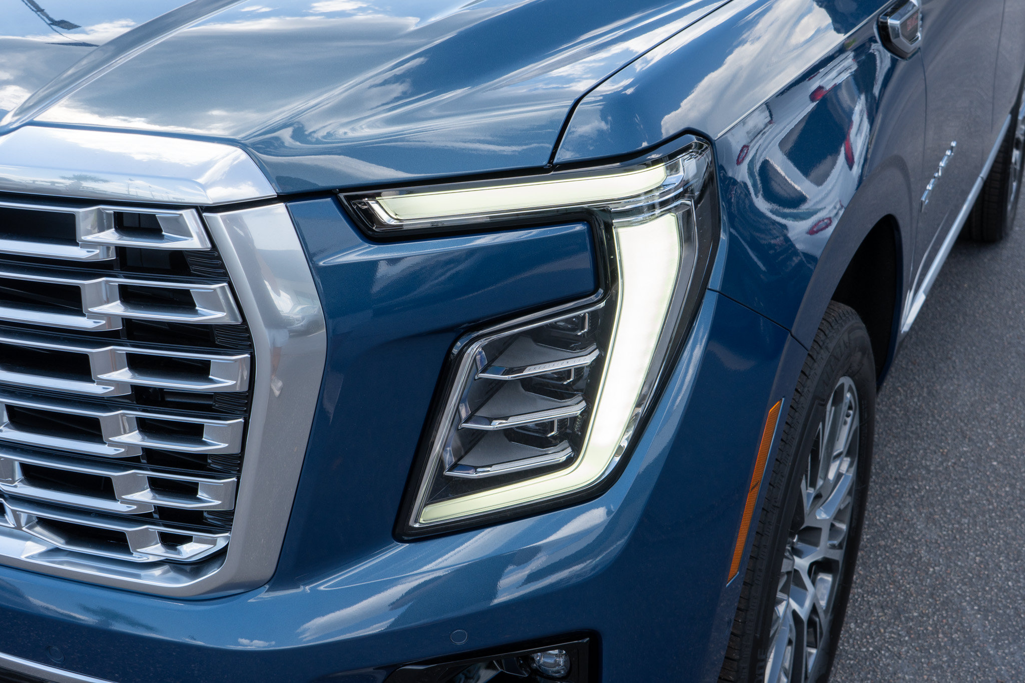 New 2026 GMC Yukon Denali w/ Denali Reserve Package AWD/4WD image 9