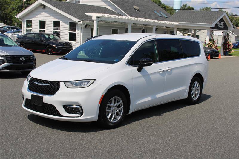 Used 2025 Chrysler Pacifica Select FWD image 4