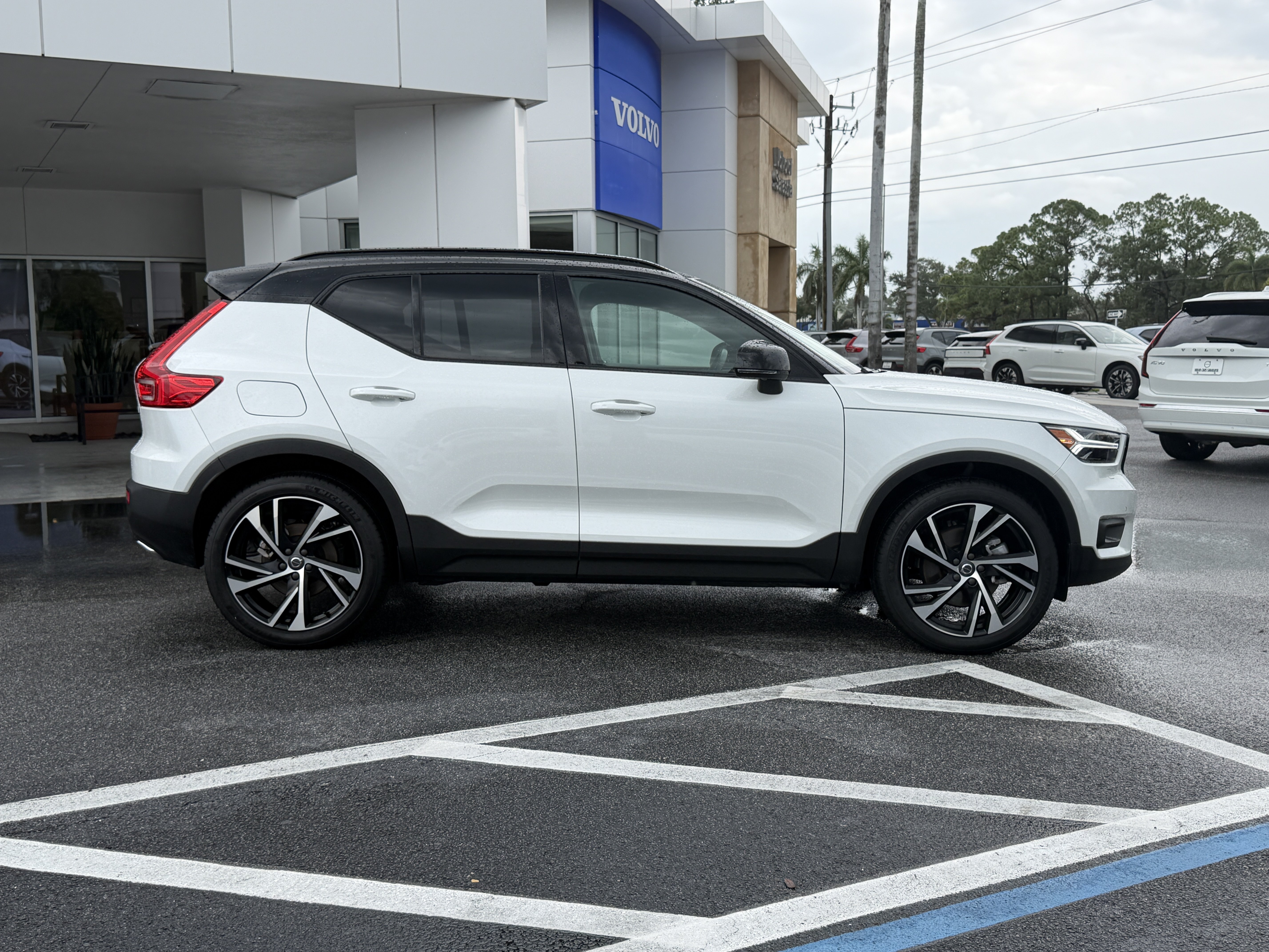 Used 2020 Volvo XC40 T5 R-Design w/ Protection Package Premier AWD/4WD image 2