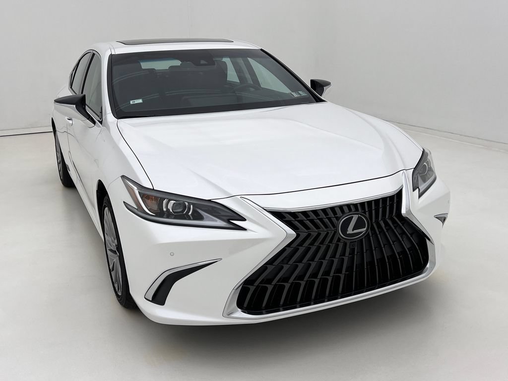 Used 2025 Lexus ES 300h w/ Luxury Package FWD image 3