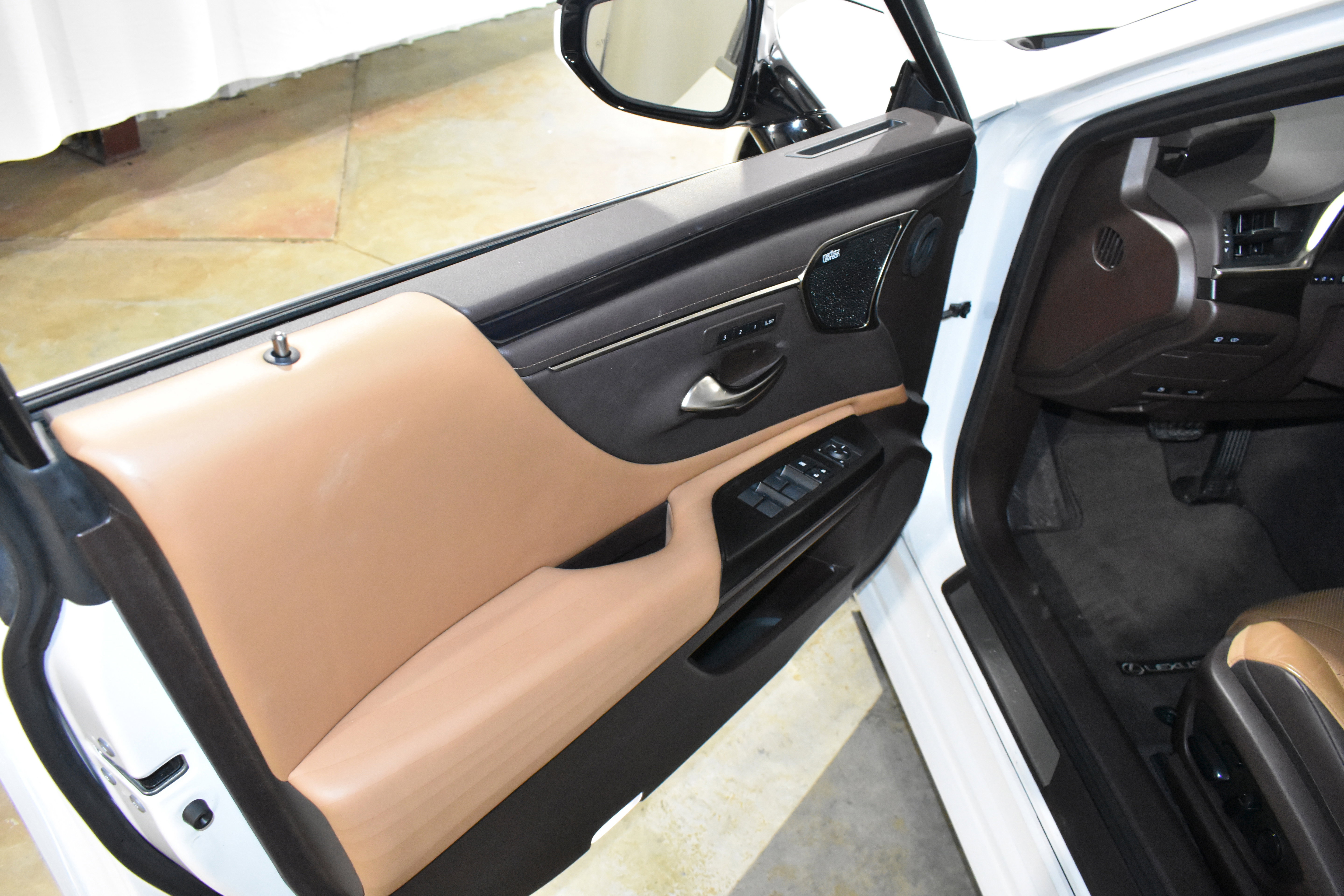 Used 2019 Lexus ES 300h Ultra Luxury w/ Accessory Package FWD image 22
