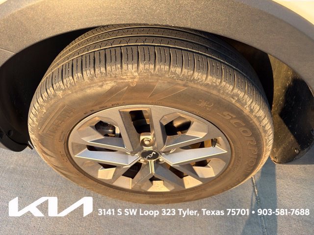 Used 2024 Kia Telluride LX FWD image 4