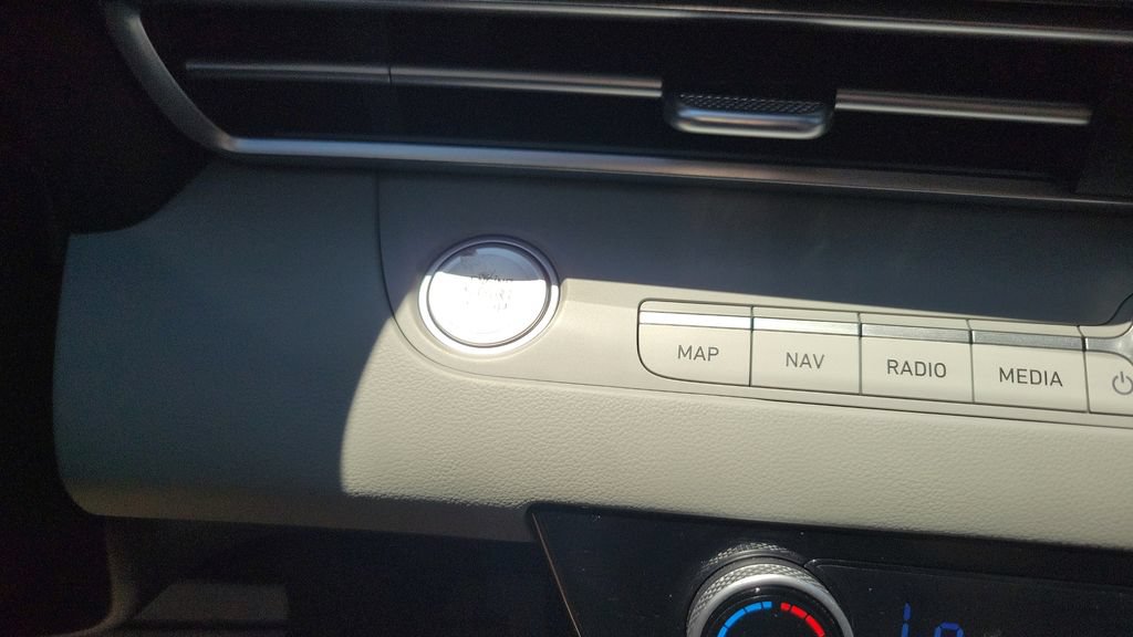Certified 2025 Hyundai Elantra Limited FWD image 24