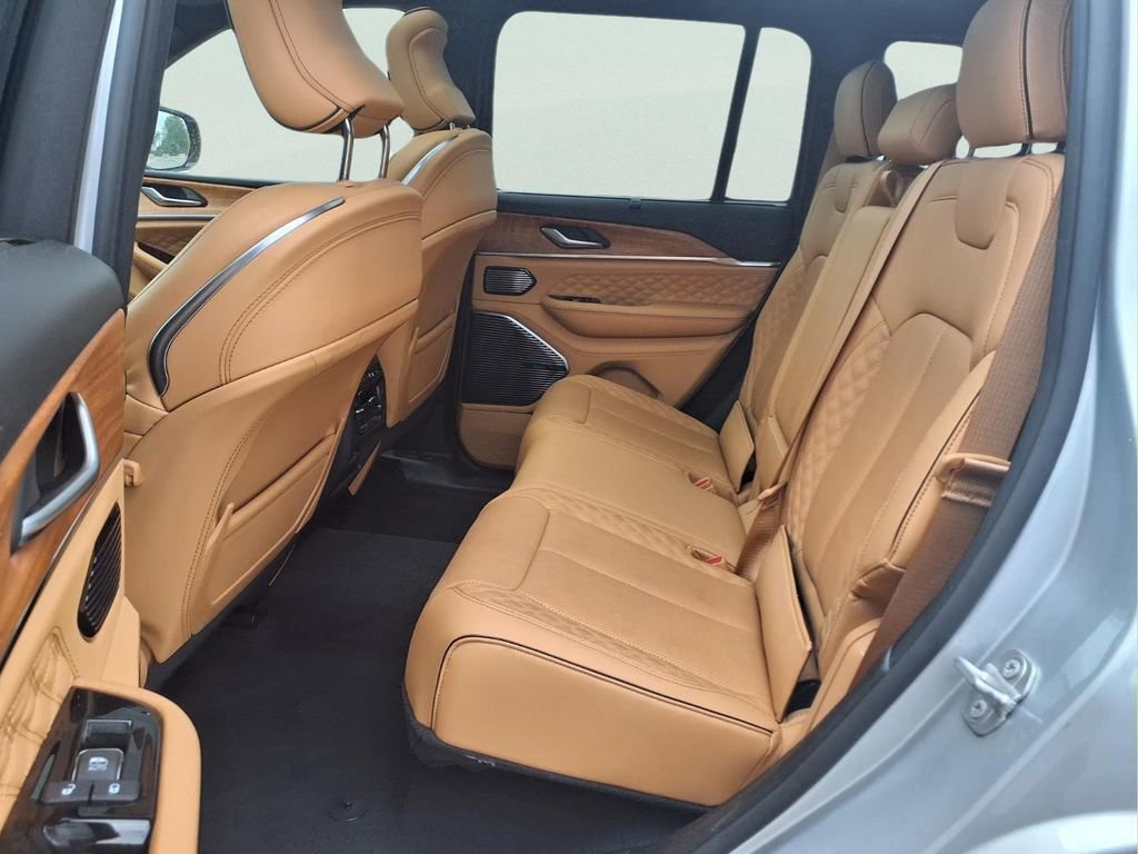 Used 2024 Jeep Grand Cherokee Summit AWD/4WD image 10