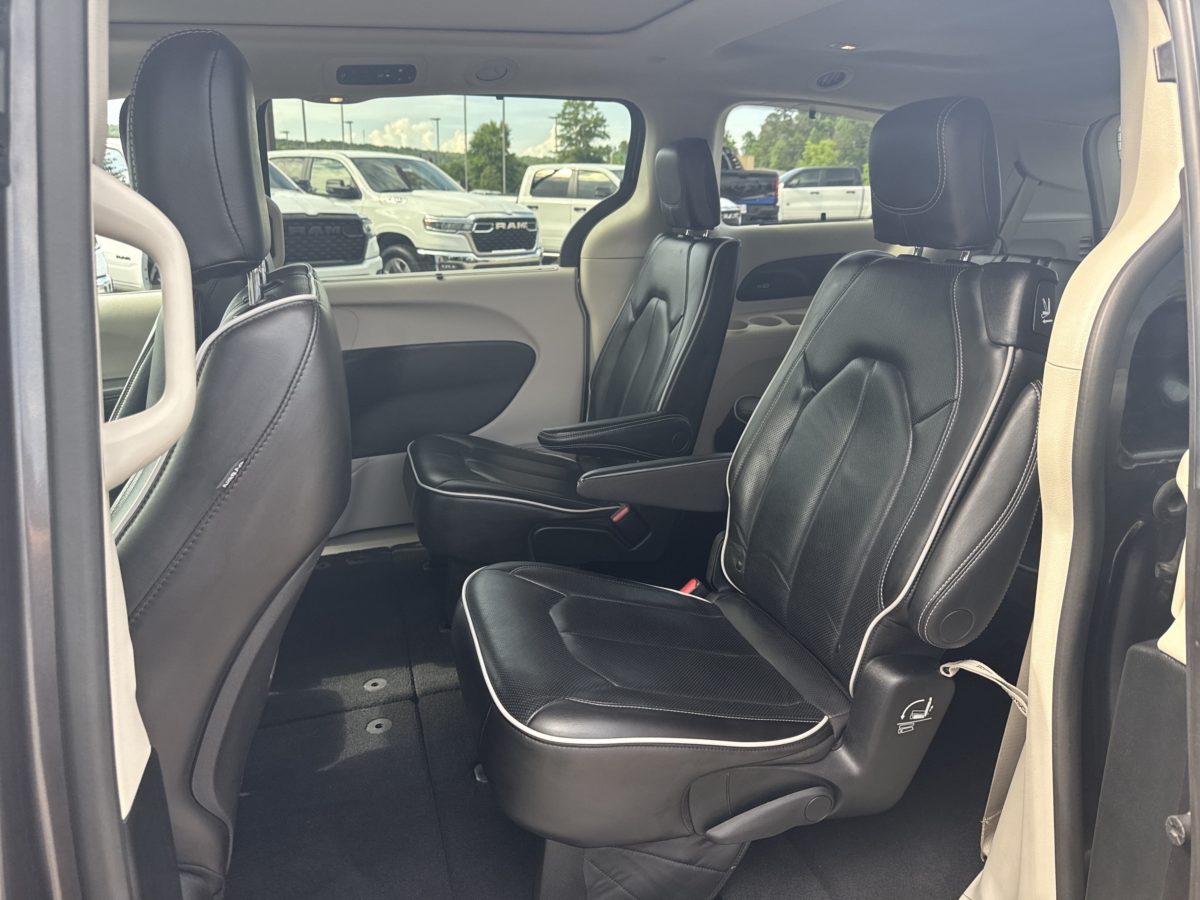 Used 2023 Chrysler Pacifica Limited FWD image 23