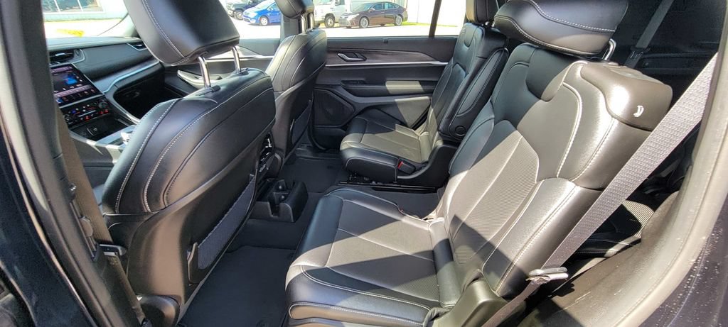 Used 2024 Jeep Grand Cherokee L Limited w/ Luxury Tech Group II RWD image 13