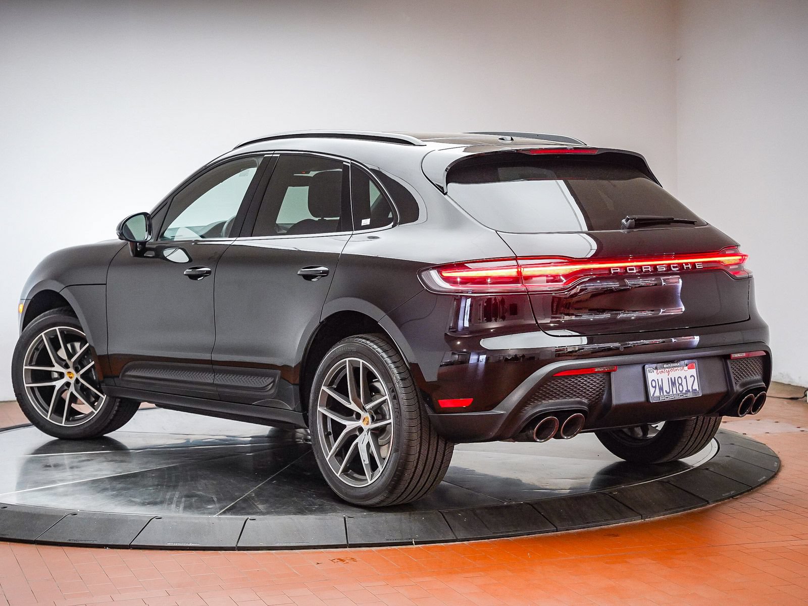 Certified 2026 Porsche Macan AWD/4WD image 3