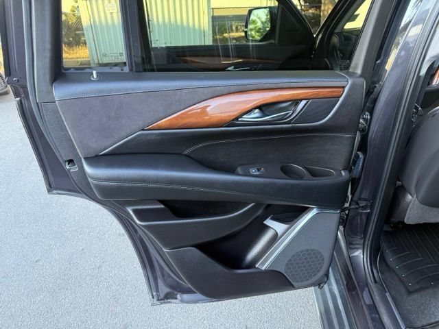 Used 2016 Cadillac Escalade Luxury AWD/4WD image 29