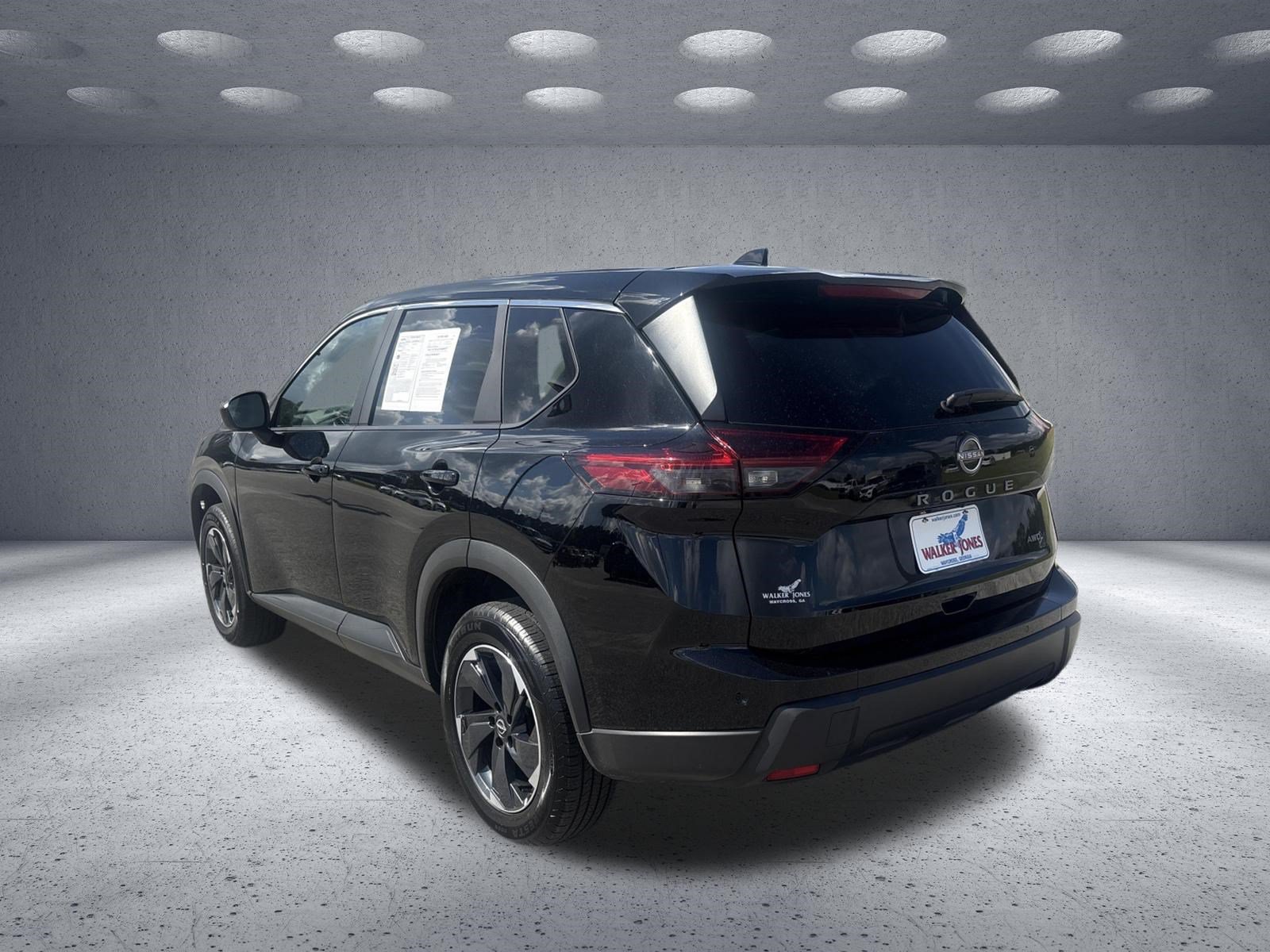 Used 2025 Nissan Rogue SV AWD/4WD image 3
