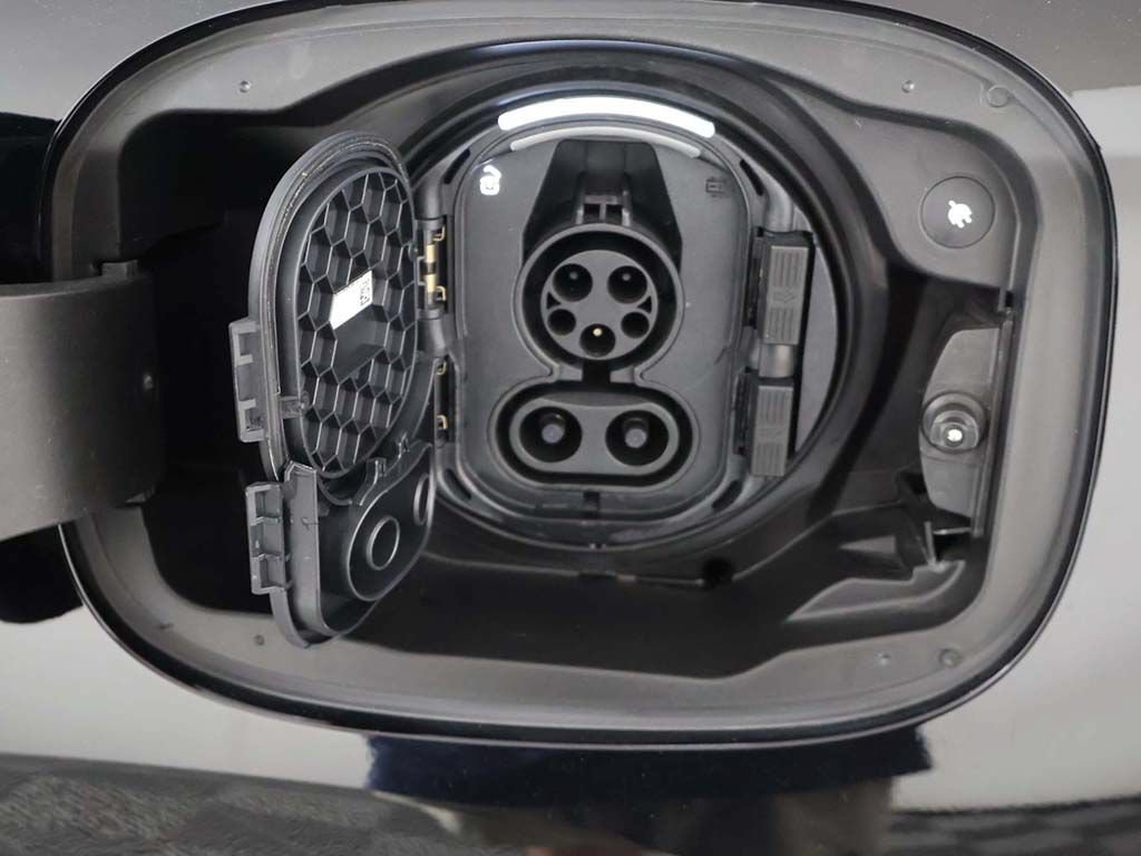 Used 2025 Mercedes-Benz GLC 350e 4MATIC image 16