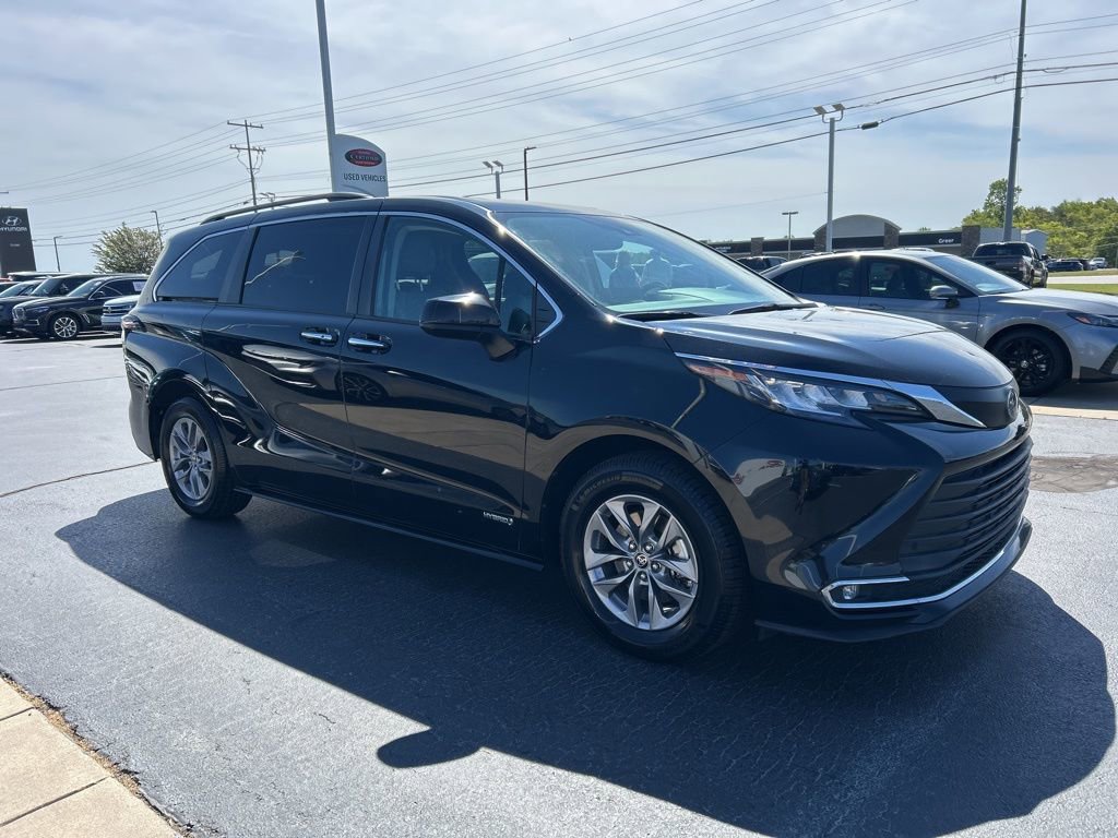 Used 2021 Toyota Sienna XLE image 22