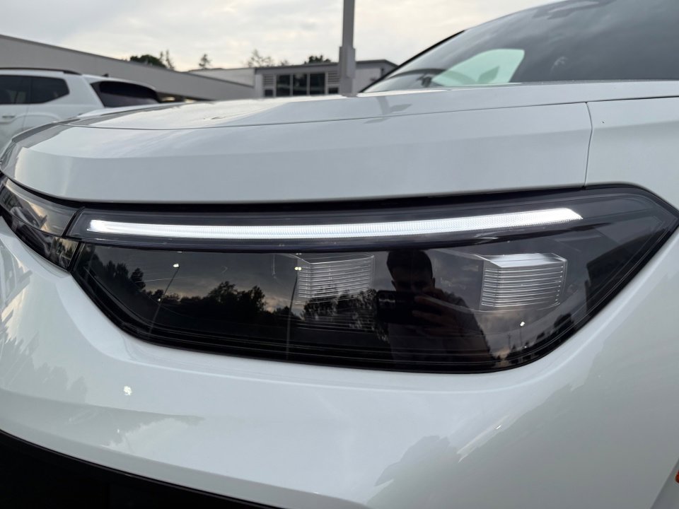 New 2026 Volkswagen Tiguan SE R-Line FWD image 26