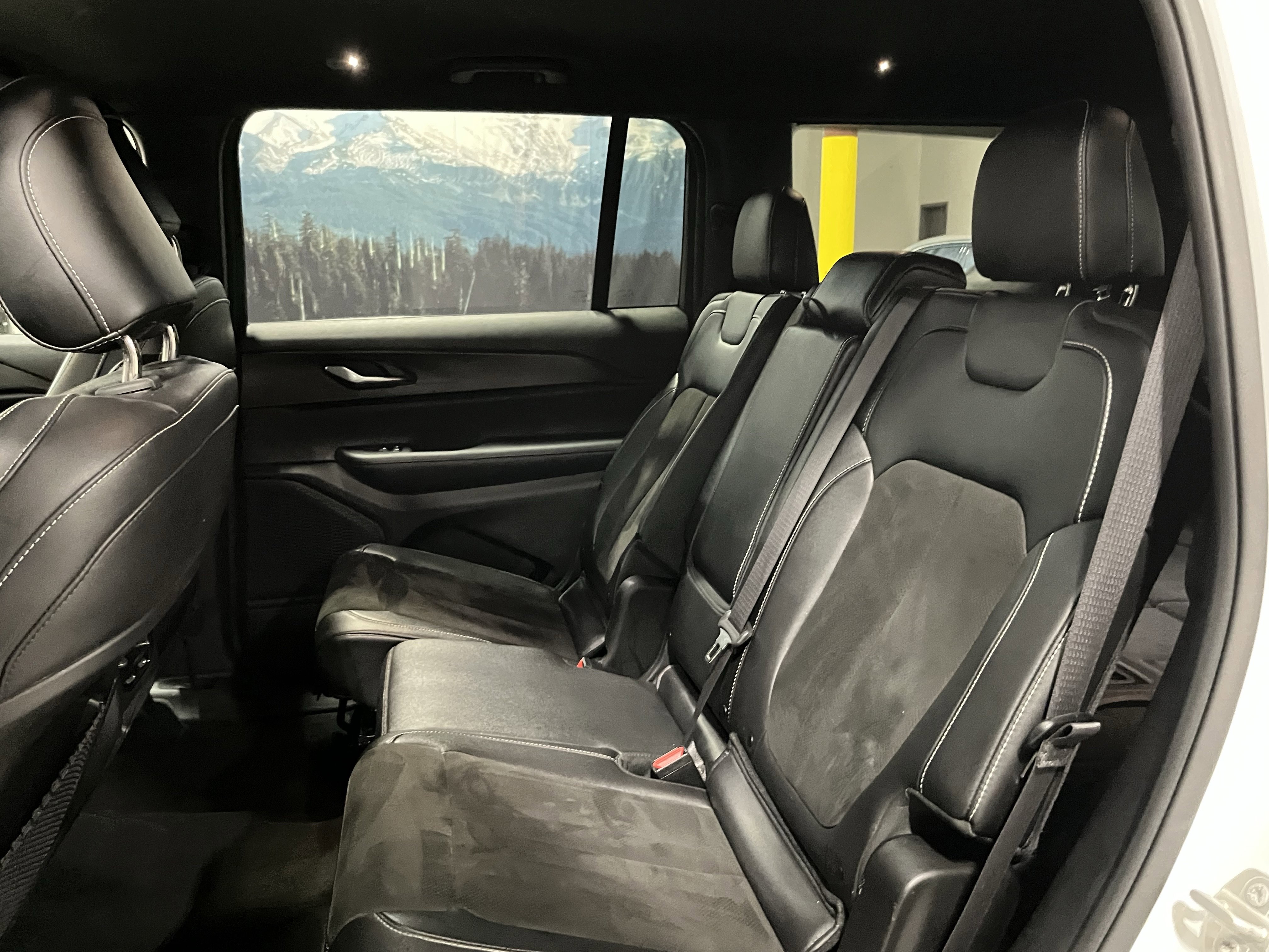 Used 2024 Jeep Grand Cherokee L Laredo image 14