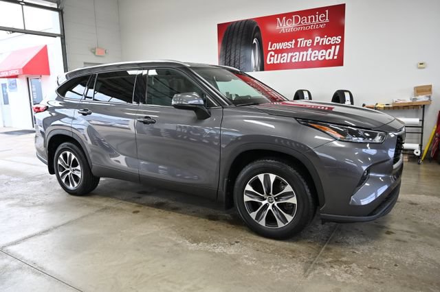 Used 2021 Toyota Highlander XLE AWD/4WD image 4