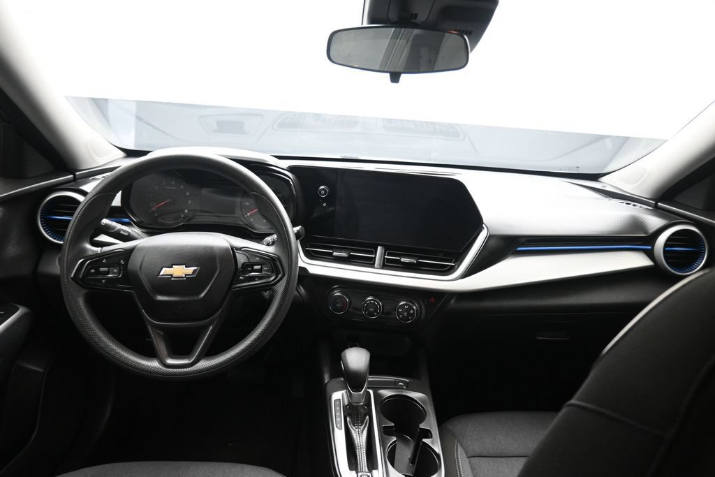 Used 2025 Chevrolet Trax LS FWD image 32