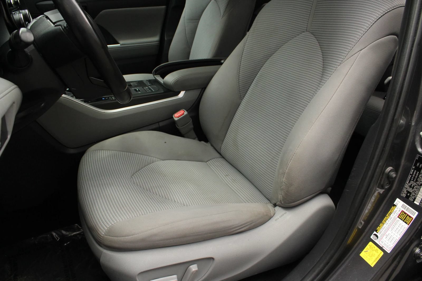 Used 2021 Toyota Highlander LE AWD/4WD image 18