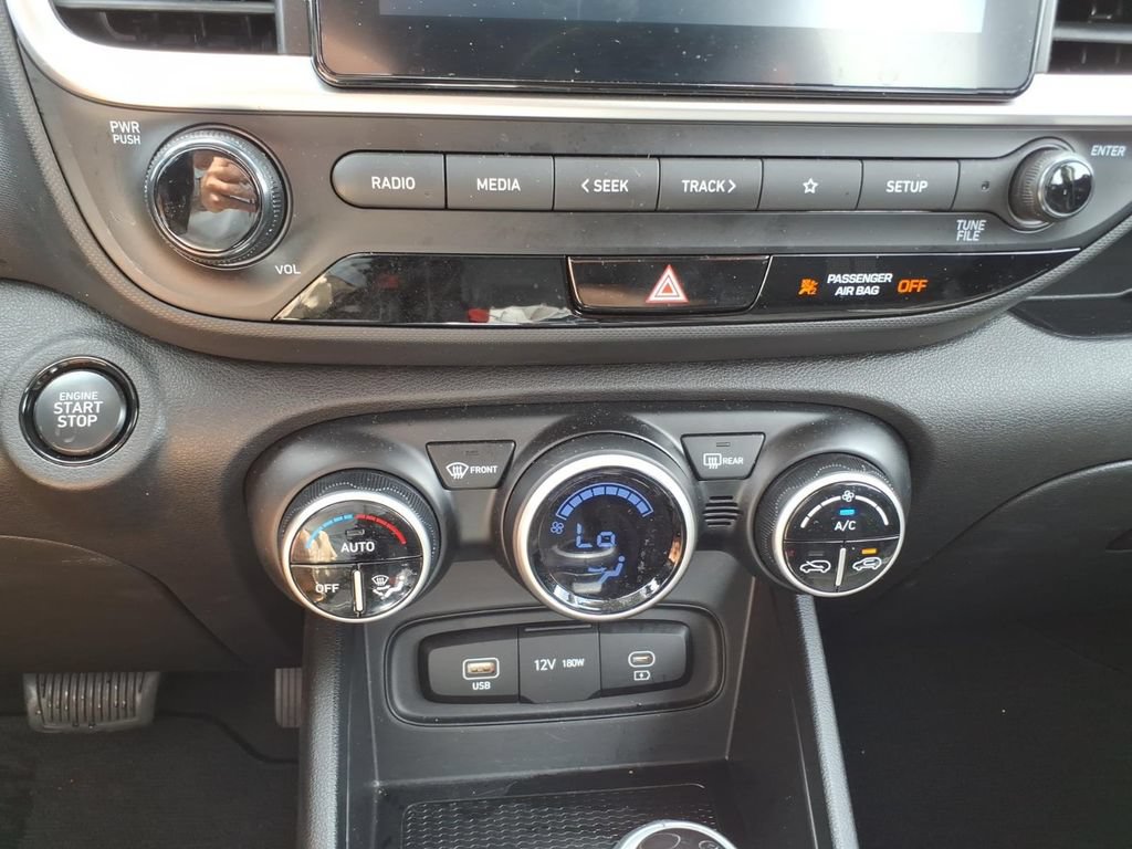 Used 2025 Hyundai Venue SEL FWD image 23