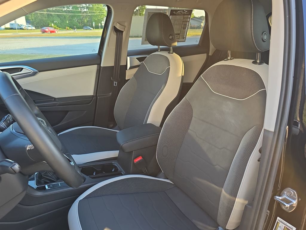 Used 2025 Volkswagen Taos SE AWD/4WD image 12