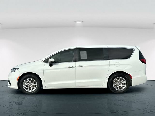 Used 2023 Chrysler Pacifica Touring-L FWD image 3