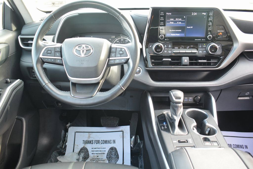 Used 2022 Toyota Highlander XLE image 3