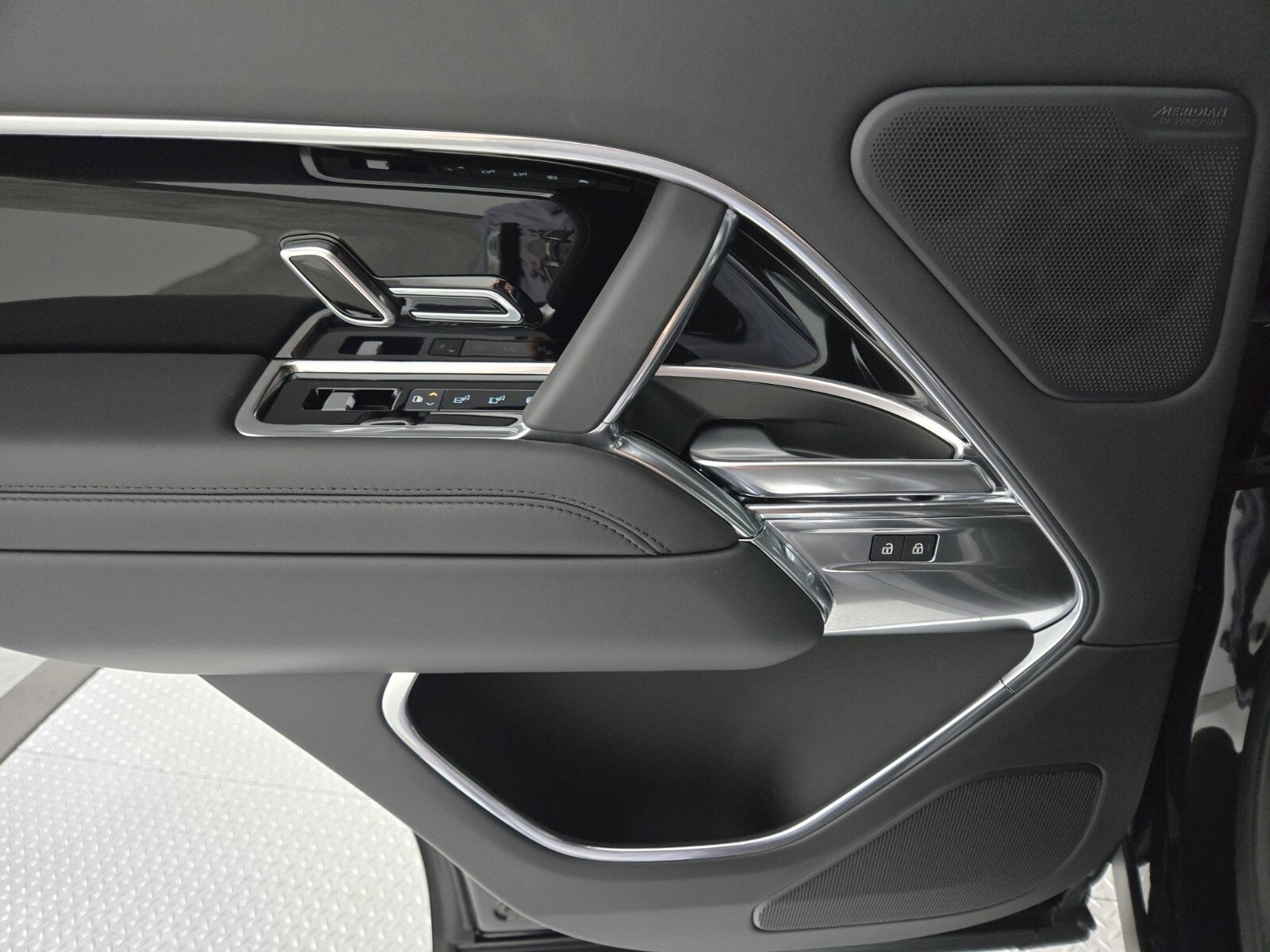 New 2025 Land Rover Range Rover SE image 21