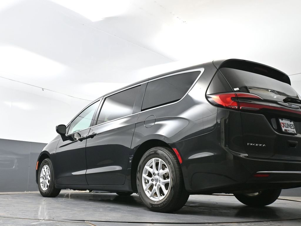 Used 2023 Chrysler Pacifica Touring-L FWD image 57