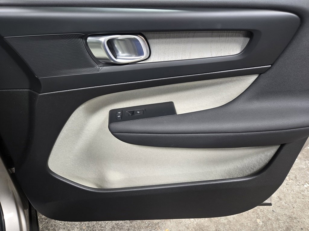 Used 2024 Volvo XC40 B5 Plus image 51
