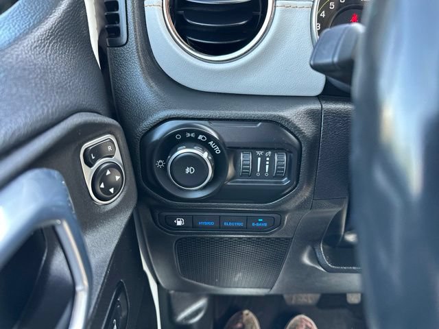 Used 2022 Jeep Wrangler Unlimited Sahara AWD/4WD image 27