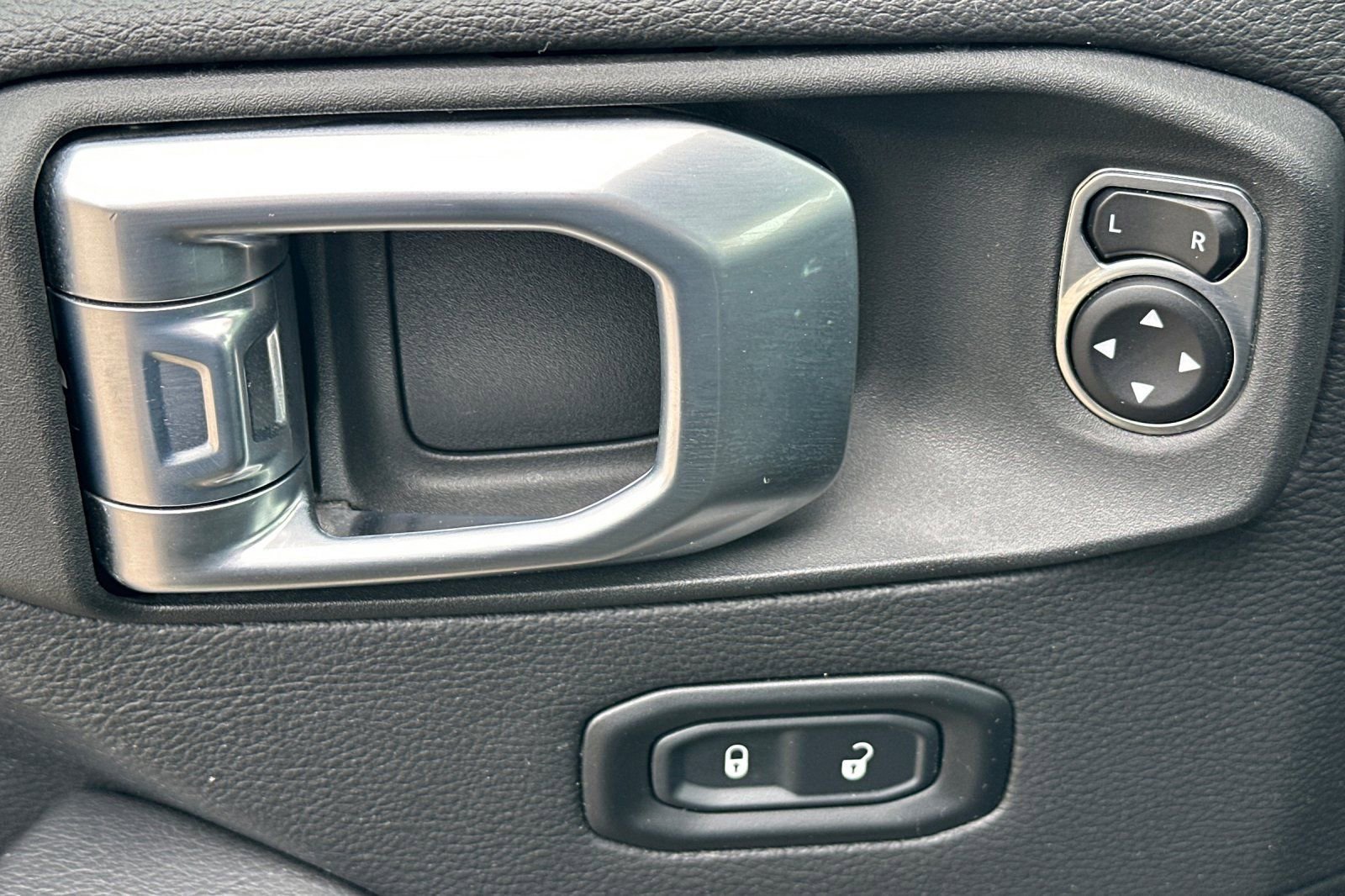 Certified 2022 Jeep Gladiator Overland w/ Safety Group image 11