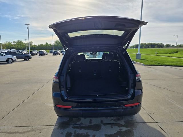 Used 2025 Jeep Grand Cherokee Altitude AWD/4WD image 21